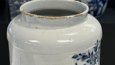 A large blue and white Dutch Delft albarello, inscribed 'Rosar:Pallidar', 18th C.