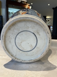A pair of fine Chinese Imari-style vases and covers with narrative design, Kangxi
