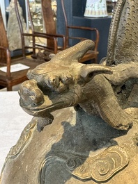 A Chinese bronze 'dragon' bell, 19th C.