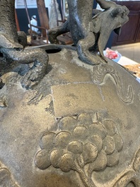 A Chinese bronze 'dragon' bell, 19th C.