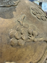 A Chinese bronze 'dragon' bell, 19th C.