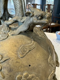 A Chinese bronze 'dragon' bell, 19th C.