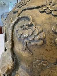 A Chinese bronze 'dragon' bell, 19th C.