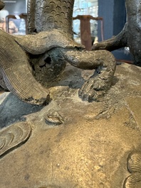 A Chinese bronze 'dragon' bell, 19th C.