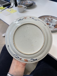 A pair of Chinese Imari-style plates, a plate and a pair of saucers, Kangxi/Yongzheng