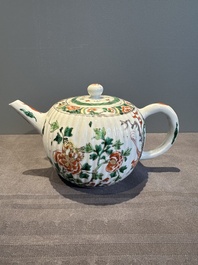 A Chinese famille verte 'phoenixes and peonies' teapot, Kangxi