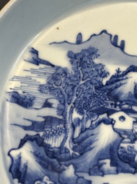A Chinese blue and white 'river landscape' plate, 18/19th C.