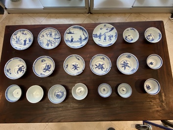 15 Chinese blue and white cups and 19 saucers, Kangxi/Yongzheng