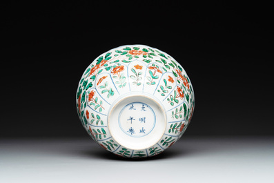 A Chinese famille verte bowl with floral design, Chenghua mark, Kangxi