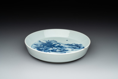 A Chinese blue and white 'river landscape' plate, 18/19th C.