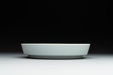 A Chinese blue and white 'river landscape' plate, 18/19th C.