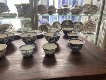 15 Chinese blue and white cups and 19 saucers, Kangxi/Yongzheng