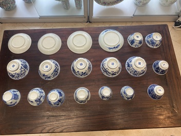 15 Chinese blue and white cups and 19 saucers, Kangxi/Yongzheng