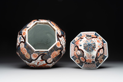 A five-piece Imari-style garniture with birds among flowering branches, incl. 3 stands, Samson, Paris, 19th C.