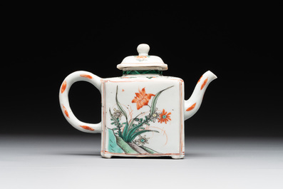A Chinese famille verte rectangular 'lotus' teapot, Kangxi