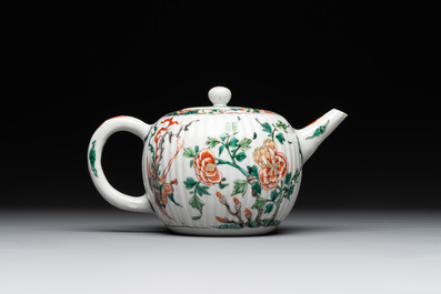 A Chinese famille verte 'phoenixes and peonies' teapot, Kangxi
