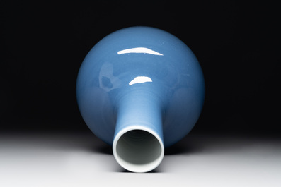 A Chinese lavender-blue-glazed bottle vase, 19/20th C.