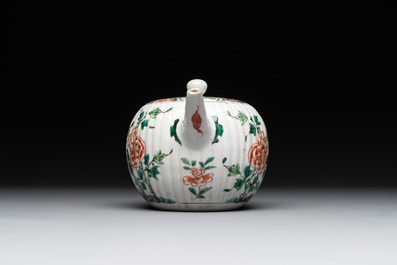 A Chinese famille verte 'phoenixes and peonies' teapot, Kangxi