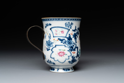A varied collection of 13 Chinese famille rose, blue and white wares, Transitional period/19th C.