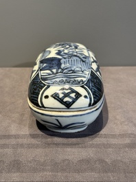 A Chinese blue and white 'kraak' porcelain betel box and cover with a bird on a rock, Wanli