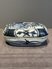 A Chinese blue and white 'kraak' porcelain betel box and cover with a bird on a rock, Wanli