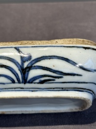 A Chinese blue and white 'kraak' porcelain betel box and cover with a bird on a rock, Wanli