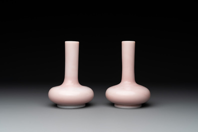 A pair of Chinese pink Peking glass bottle vases, Qing
