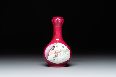A varied collection of five Chinese famille rose, grisaille and iron-red porcelain, 20th C.