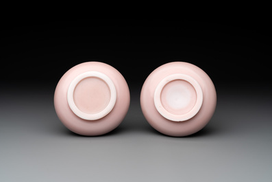 A pair of Chinese pink Peking glass bottle vases, Qing