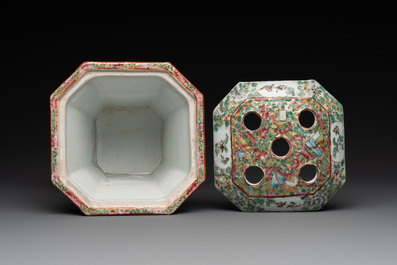 A pair of Chinese Canton famille rose flower holders and covers with figural design, 19th C.