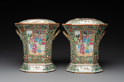 A pair of Chinese Canton famille rose flower holders and covers with figural design, 19th C.