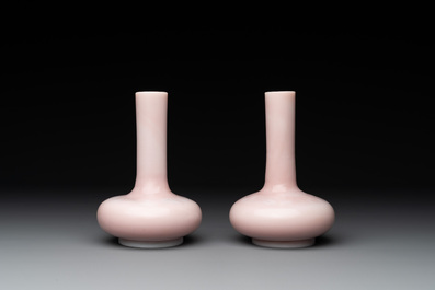 A pair of Chinese pink Peking glass bottle vases, Qing