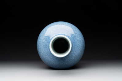 A Chinese monochrome powder blue bottle vase, 19/20 th C.