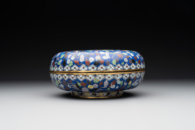 A Chinese cloisonn&eacute; 'cranes' box and cover, 19th C.