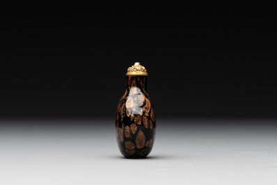 A Chinese aventurine-splashed black glass snuff bottle with a gilt stopper, 18/19th C.