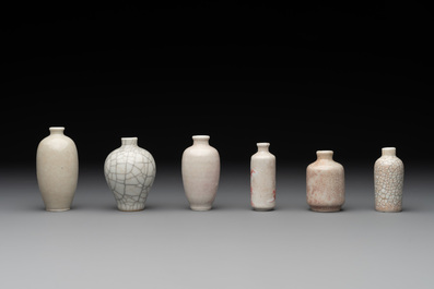 Six various Chinese ge-type and copper-red snuff bottles, 19th C.