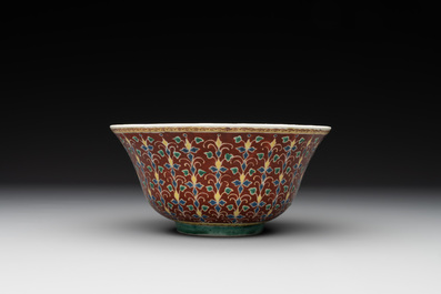 A rare Chinese red-ground Bencharong bowl for the Thai market, 玩玉 Wan Yu Mark, 19th C.