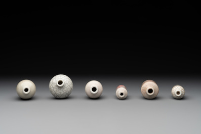 Six various Chinese ge-type and copper-red snuff bottles, 19th C.