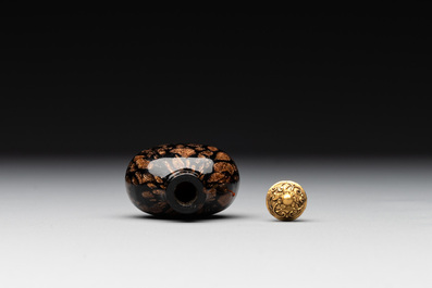 A Chinese aventurine-splashed black glass snuff bottle with a gilt stopper, 18/19th C.
