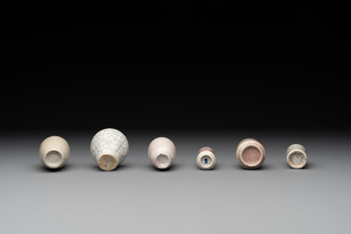 Six various Chinese ge-type and copper-red snuff bottles, 19th C.