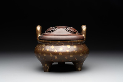 A Chinese gold-splashed bronze censer with wooden cover, Xuande mark, 17/18th C.