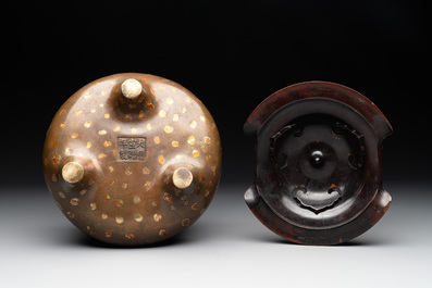 A Chinese gold-splashed bronze censer with wooden cover, Xuande mark, 17/18th C.