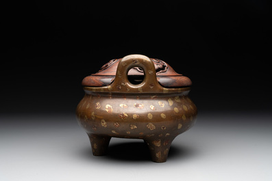 A Chinese gold-splashed bronze censer with wooden cover, Xuande mark, 17/18th C.