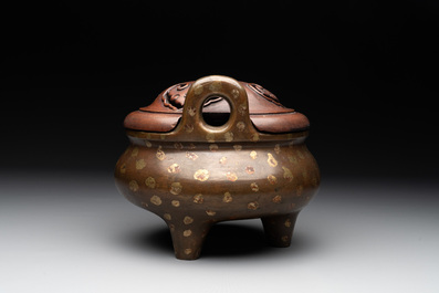 A Chinese gold-splashed bronze censer with wooden cover, Xuande mark, 17/18th C.