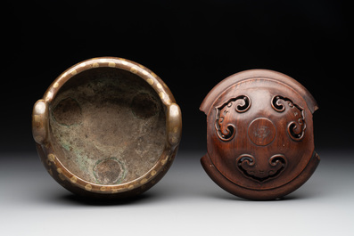 A Chinese gold-splashed bronze censer with wooden cover, Xuande mark, 17/18th C.