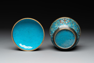 A Chinese cloisonn&eacute; 'lotus scroll' bowl and cover, 18/19th C.