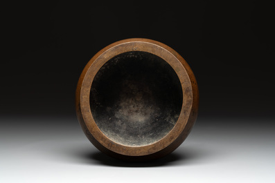 A large Chinese bronze censer, Xuande mark, 17/18th C.