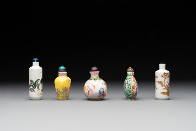 Three Chinese famille rose snuff bottles and two painted glass snuff bottles, Qianlong and Jujiutang mark, 19/20th C.