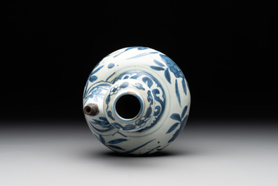 A Chinese blue and white 'kraak' porcelain 'bird' kendi, Wanli