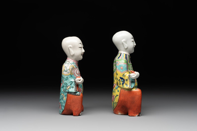 A Chinese export faux-bois stand with two putti and two famille rose boys, Qianlong/Jiaqing